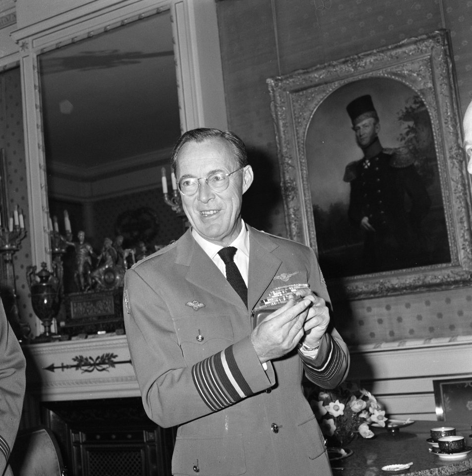 Prins Bernhard ontvangt gouden vliegersinsigne van Luitenant-Generaal A.B. Wolff, Bestanddeelnr 919-1023