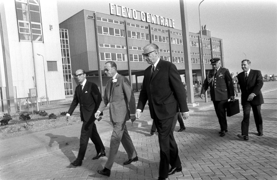 Prins Bernhard opent Flevocentrale van de Provinciale Geldersche Electriciteits , Bestanddeelnr 922-8592