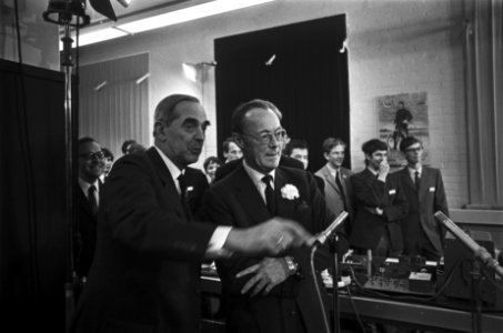 Prins Bernhard opent Jeugdlaboratorium Evoluon van Philips in Eindhoven. Links i, Bestanddeelnr 923-0263