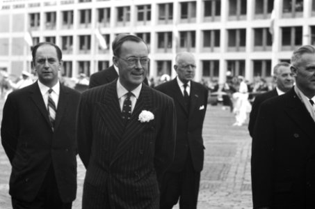 Prins Bernhard en ir AJ Engel, president-directeur AKU (rechts), Bestanddeelnr 912-6017