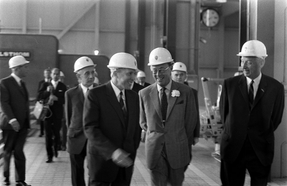 Prins Bernhard opent Flevocentrale van de Provinciale Geldersche Electriciteits , Bestanddeelnr 922-8590