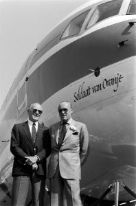 Prins Bernhard en Erik Hazelhoff Roelfzema poseren voor het vliegtuig met de naa, Bestanddeelnr 934-4510
