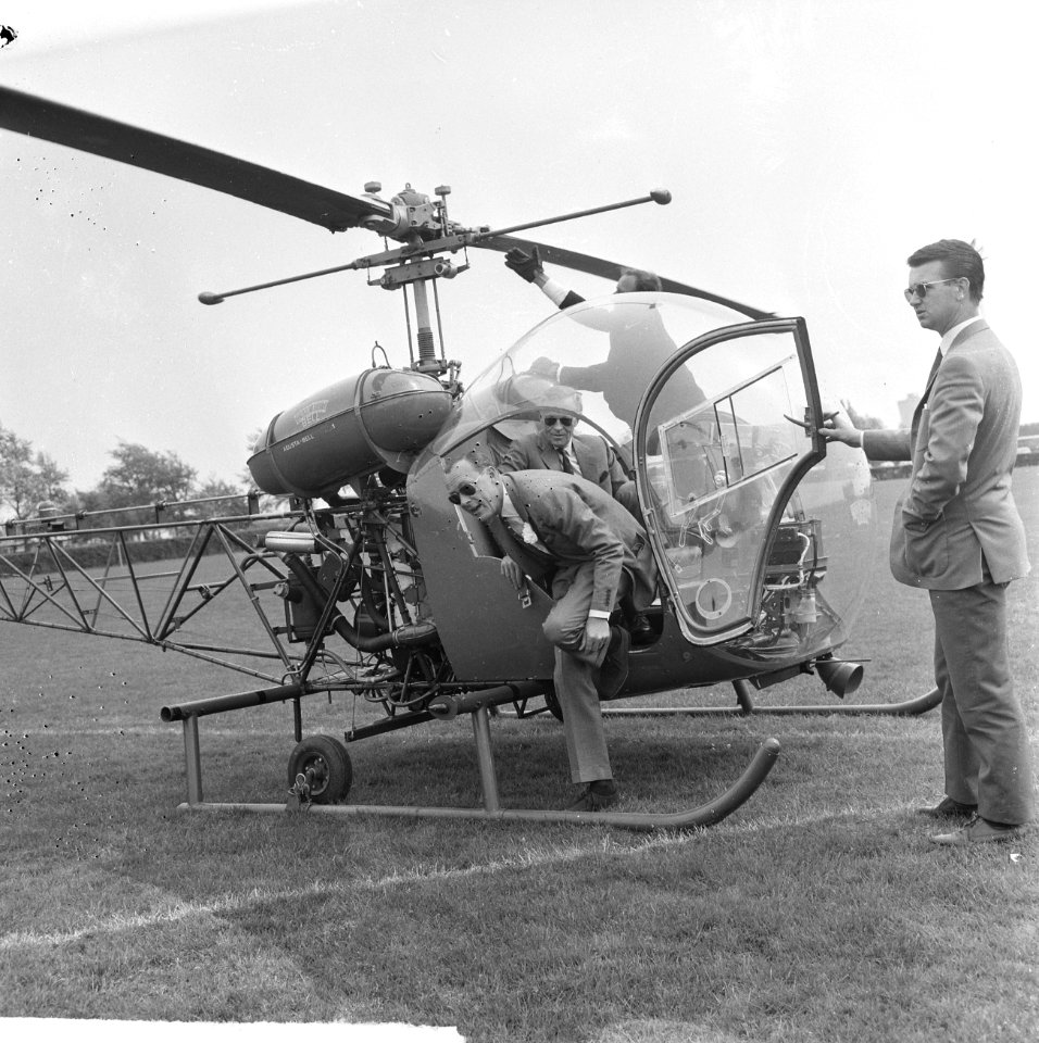 Prins Bernhard bij finish ronde van Nederland, aankomst Prins per helicopter, Bestanddeelnr 917-7783