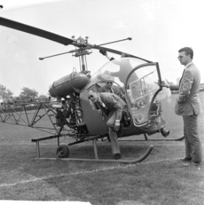 Prins Bernhard bij finish ronde van Nederland, aankomst Prins per helicopter, Bestanddeelnr 917-7783