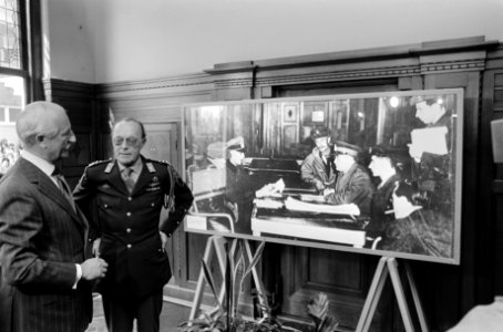 Prins Bernhard en de Canadese generaal b.d. Kitching 1910-1999 bij een foto va, Bestanddeelnr 927-9132