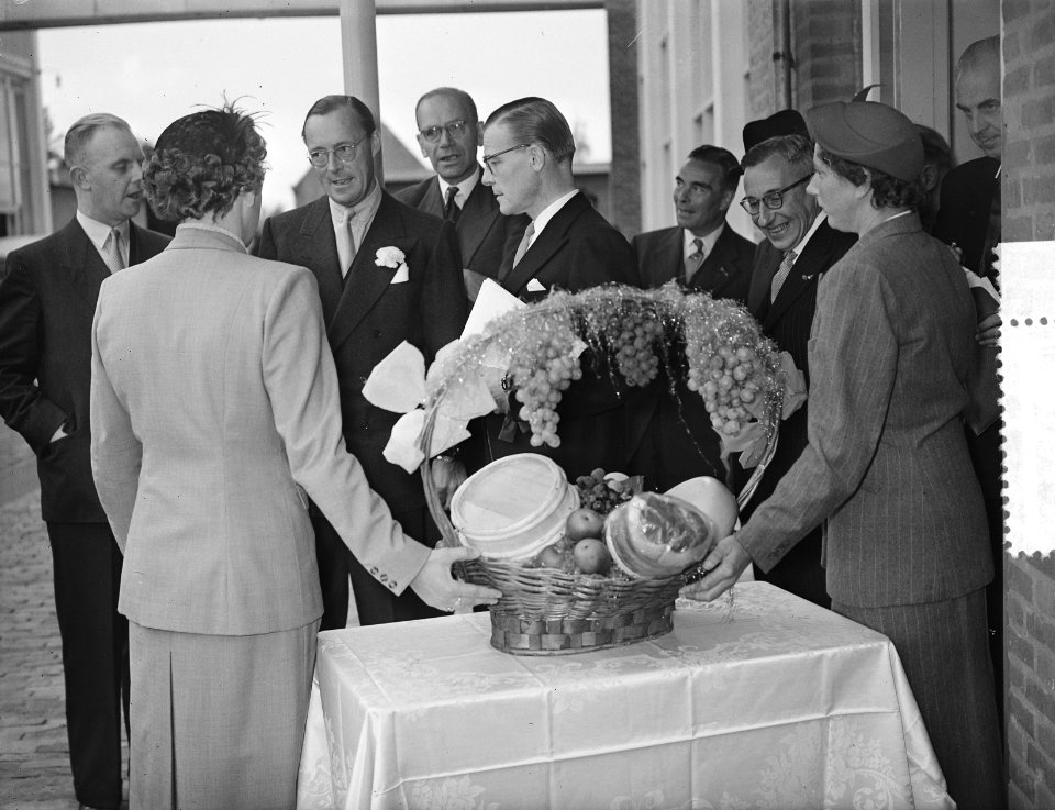 Prins Bernhard bezoekt industriegebied Etten Leur , Coop. Zuivelfabriek De Hoop, Bestanddeelnr 907-3666