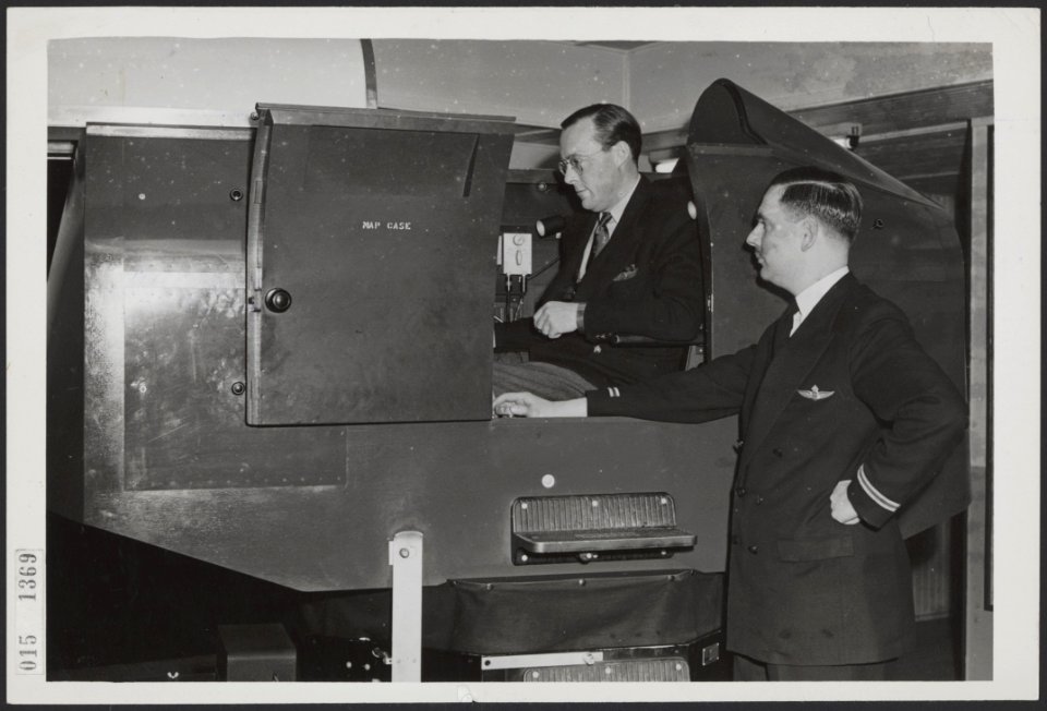 Prins Bernhard in de linktrainer op Schiphol. Evenals ieder ander piloot oefent , Bestanddeelnr 015-1369