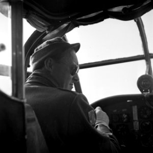 Prins Bernhard in de cockpit van een vliegtuig, Bestanddeelnr 255-8007