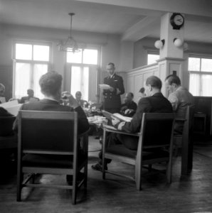 Prins Bernhard in bespreking met gezelschap, Bestanddeelnr 902-7418