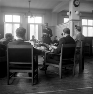 Prins Bernhard in bespreking met gezelschap, Bestanddeelnr 902-7419