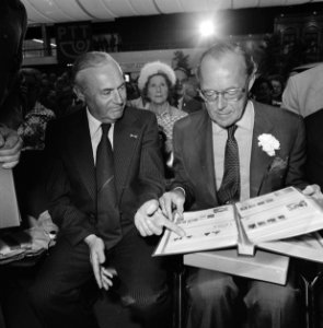 Prins Bernhard opent Amphilea 77 in RAI Amsterdam, Prins Bernhard bekijkt postze, Bestanddeelnr 929-1984