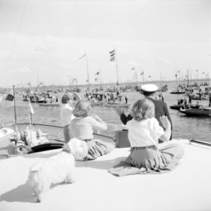 Prins Bernhard en de prinsessen Beatrix en Irene zwaaien naar voorbijvarende sch, Bestanddeelnr 255-7605