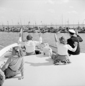 Prins Bernhard en de prinsessen Juliana, Beatrix en Irene zwaaien naar voorbijva, Bestanddeelnr 255-7608