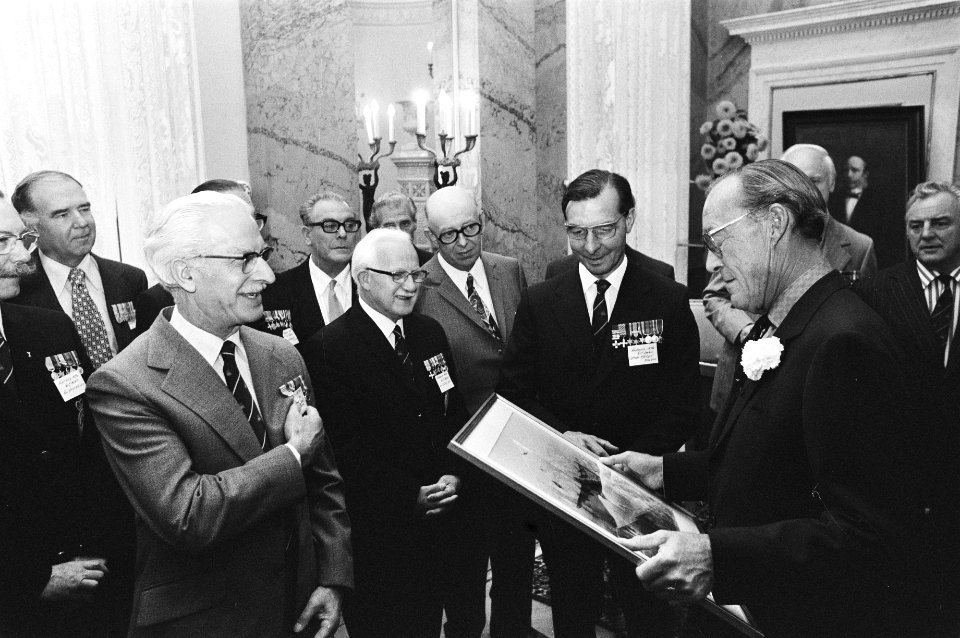 Prins Bernhard ontvangt oud-strijders 617-de squadron RAF Dambusters op Soestd, Bestanddeelnr 928-7976