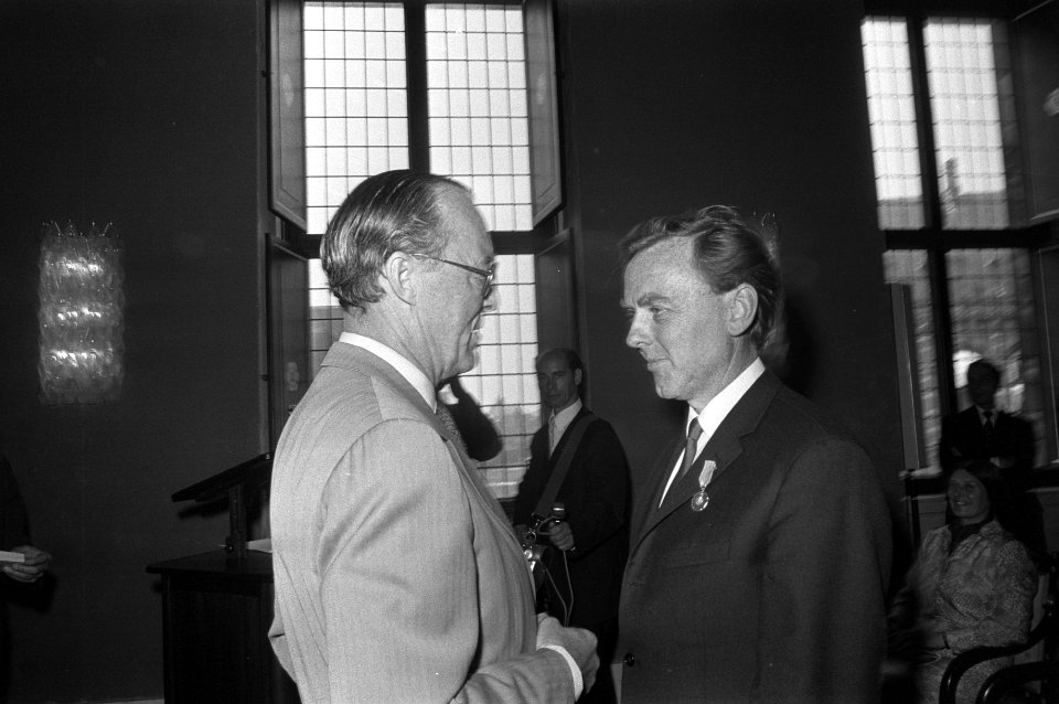 Prins Bernhard en de heer L.G. le Roy, tijdens de prijsuitreiking in het Paleis…, Bestanddeelnr 925-6966