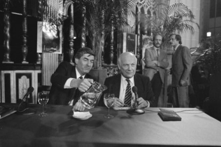 Premier Lubbers (l) schenkt Joop den Uyl een glas water in, Bestanddeelnr 933-6225