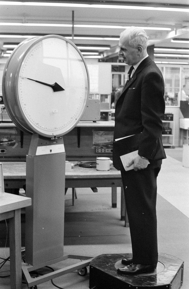 Prins Bernhard opent complex van PIT in Eindhoven, Bestanddeelnr 913-4357