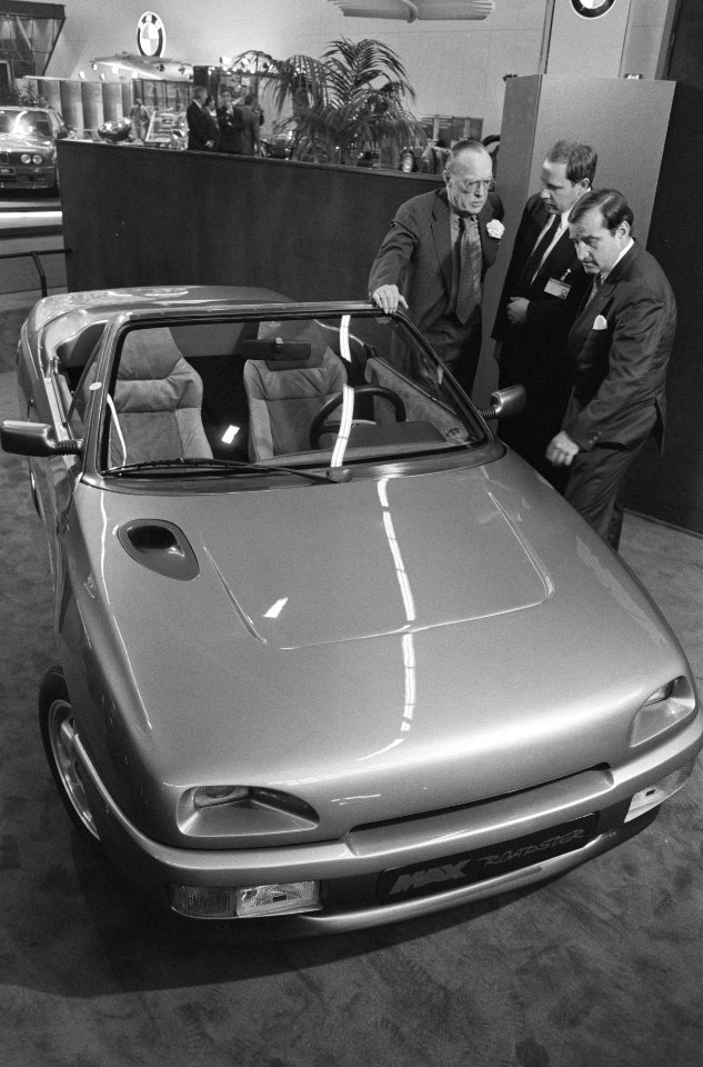 Prins Bernhard (l) met 2 medewerkers, Bestanddeelnr 934-3971
