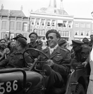 Prins Bernhard op de Grote Markt in Zwolle, op de achtergrond Hotel Peters, Bestanddeelnr 900-2529