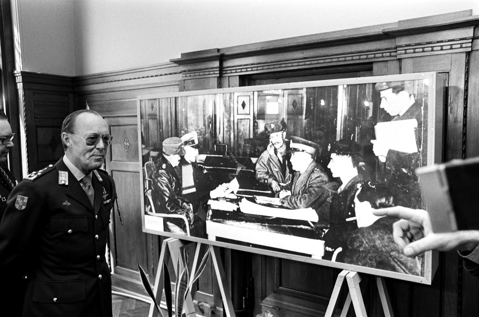 Prins Bernhard bij een foto van de capitulatie, Bestanddeelnr 927-9134