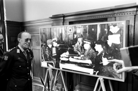 Prins Bernhard bij een foto van de capitulatie, Bestanddeelnr 927-9134