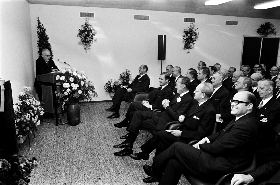 Prins Bernhard opent het Verzekeringsgebouw in Den Haag . Links prins Bernhard, Bestanddeelnr 923-0286