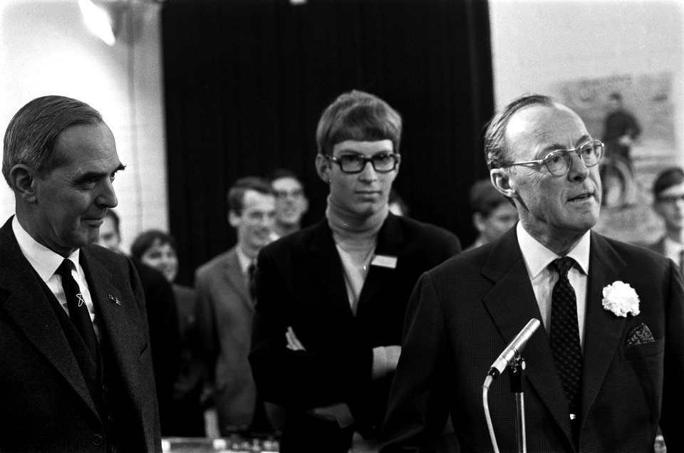 Prins Bernhard opent Jeugdlaboratorium Evoluon van Philips in Eindhoven. Links i, Bestanddeelnr 923-0270