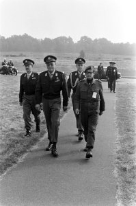 Prins Bernhard bezoekt Big Ferro , Prins Bernhard en Generaal Meijnderts (nummer, Bestanddeelnr 926-6933