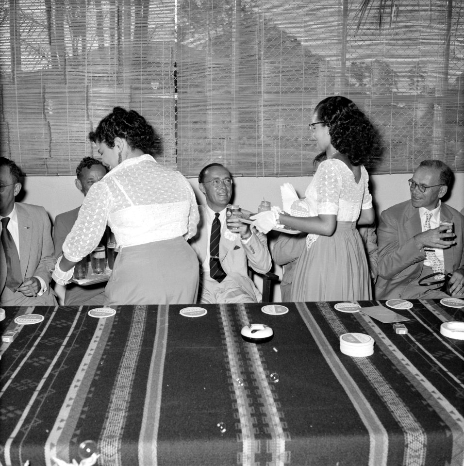 Prins Bernhard in de Surinaamse Brouwerij N.V. te Paramaribo ter gelegenheid van, Bestanddeelnr 252-4313