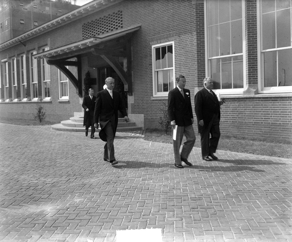 Prins Bernhard op weg naar oorlogsmonument te Vlaardingen, Bestanddeelnr 904-1204