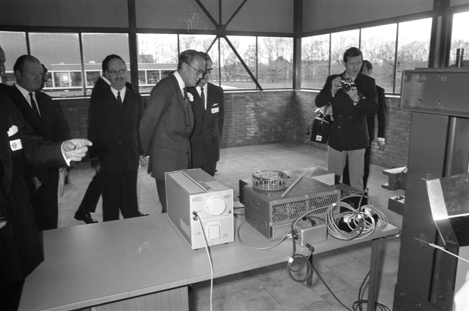 Prins Bernhard en prins Bert van Zweden tijdens rondleiding, Bestanddeelnr 925-5432