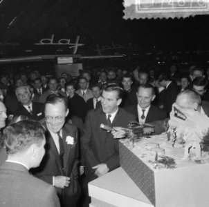 Prins Bernhard op de RAI, de Prins bij de Ford stand, Bestanddeelnr 917-4676