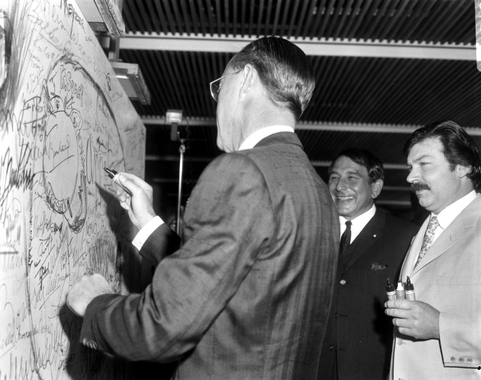 Prins Bernhard opende gebouw van de Turnac Tabacco Company NV, Bestanddeelnr 919-1270