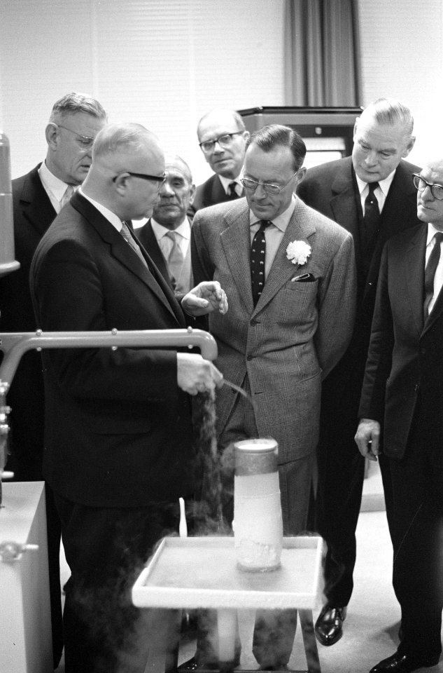 Prins Bernhard opent complex van PIT in Eindhoven Prins in laboratorium, Bestanddeelnr 913-4361