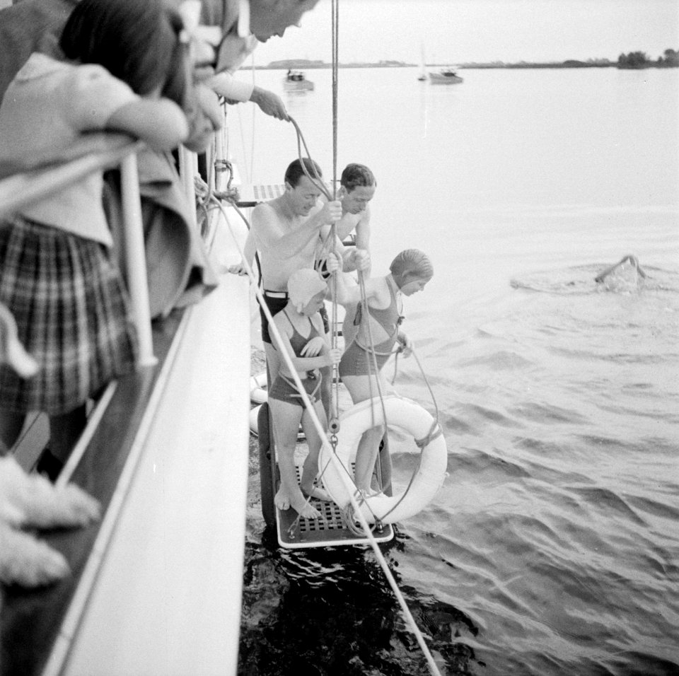 Prins Bernhard, prinses Beatrix en prinses Irene gaan vanaf het jacht zwemmen, Bestanddeelnr 255-7638