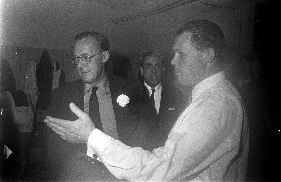 Prins Bernhard (l) praat voor de wedstrijd met trainer Rinus Michels, Bestanddeelnr 921-7316