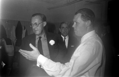 Prins Bernhard (l) praat voor de wedstrijd met trainer Rinus Michels, Bestanddeelnr 921-7316