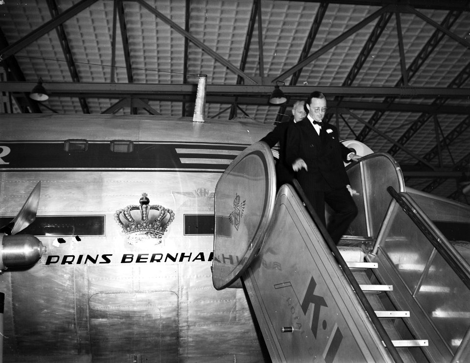 Prins Bernhard doopt DC-6, Bestanddeelnr 902-8313