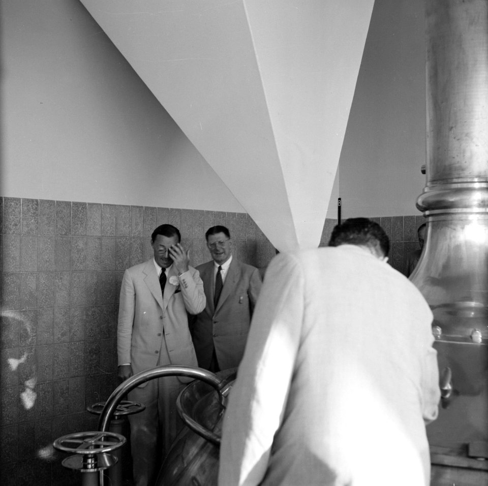 Prins Bernhard in de Surinaamse Brouwerij N.V. te Paramaribo ter gelegenheid van, Bestanddeelnr 252-4306