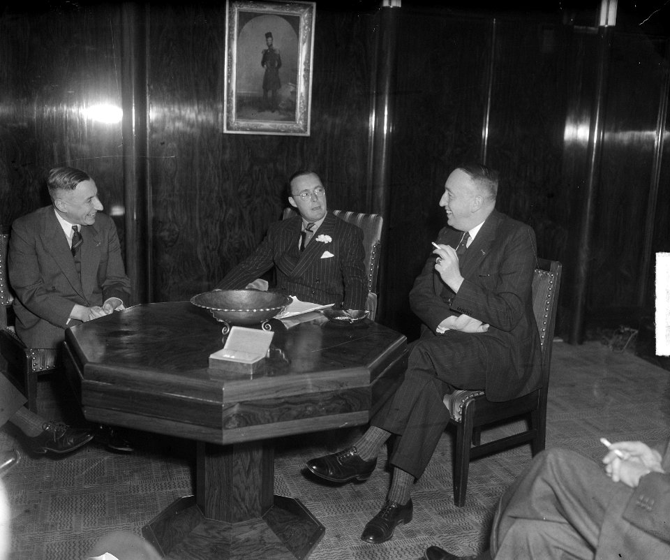 Prins Bernhard bezoekt het stadhuis in Tilburg, Bestanddeelnr 904-2936