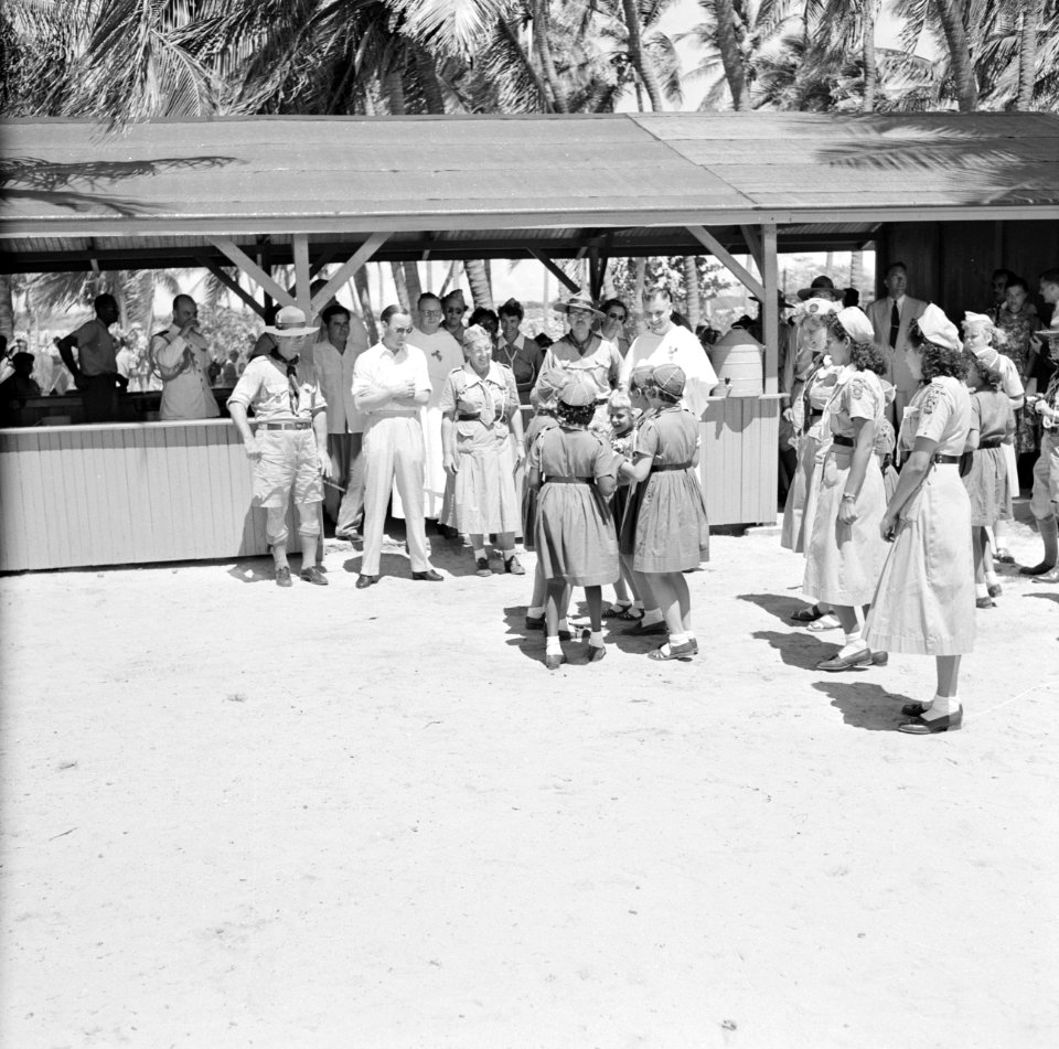Prins Bernhard op bezoek bij de Arubaanse padvinders op Palm Beach, Bestanddeelnr 252-3903