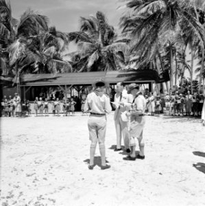 Prins Bernhard op bezoek bij de Arubaanse padvinders op Palm Beach, Bestanddeelnr 252-3900