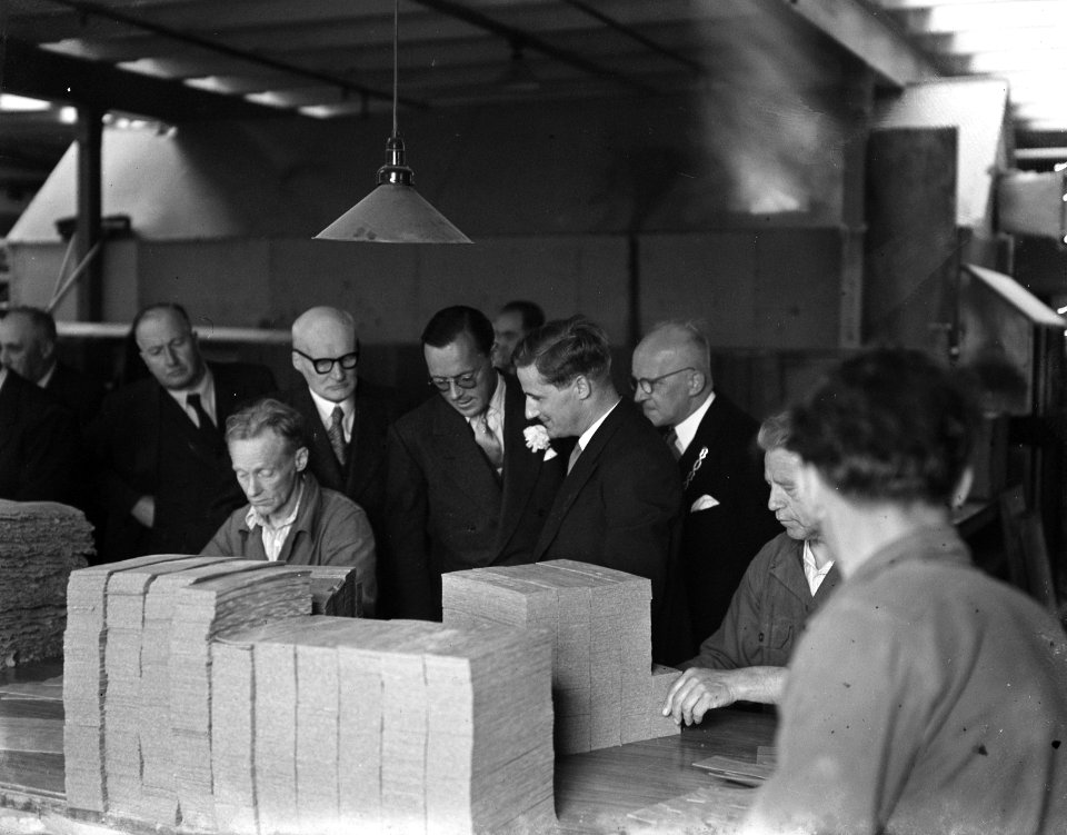 Prins Bernhard in linoleumfabriek Krommenie, Bestanddeelnr 934-5270