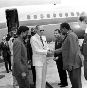 Prins Bernhard in Zaire (voorheen Belgisch Congo), begroeting op vliegveld, Bestanddeelnr 926-6045