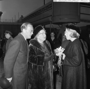 Prins Bernhard en Prinses Beatrix terug, v.l.n.r. Prins Bernhard, koningin Juli…, Bestanddeelnr 917-0638