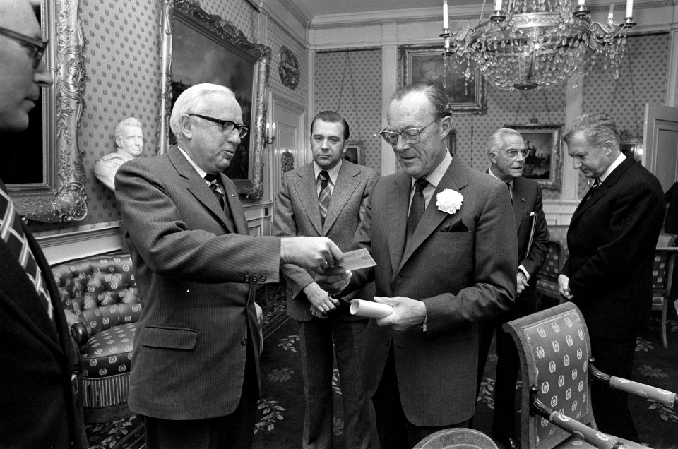 Prins Bernhard ontvangt cheque van A G Sijthoff namens Nederlandse dagbladen v, Bestanddeelnr 927-5166