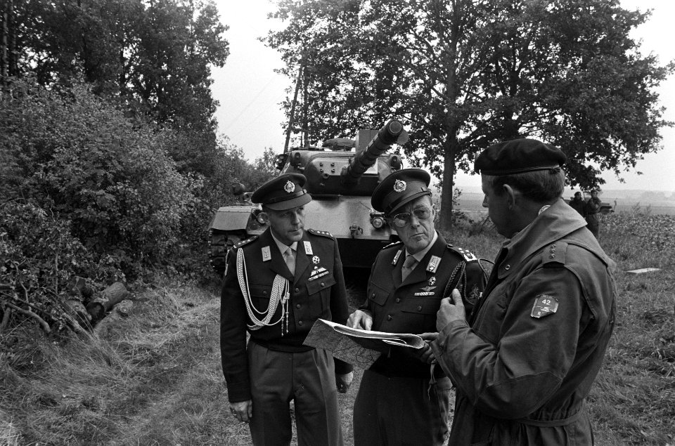 Prins Bernhard bezoekt Big Ferro , Prins Bernhard bekijkt kaarten, Bestanddeelnr 926-6931