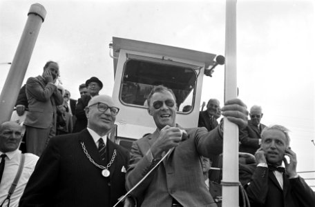 Prins Bernhard opende Maashaven Waalwijk. Door druk op knop verricht prins Bernh, Bestanddeelnr 921-4337