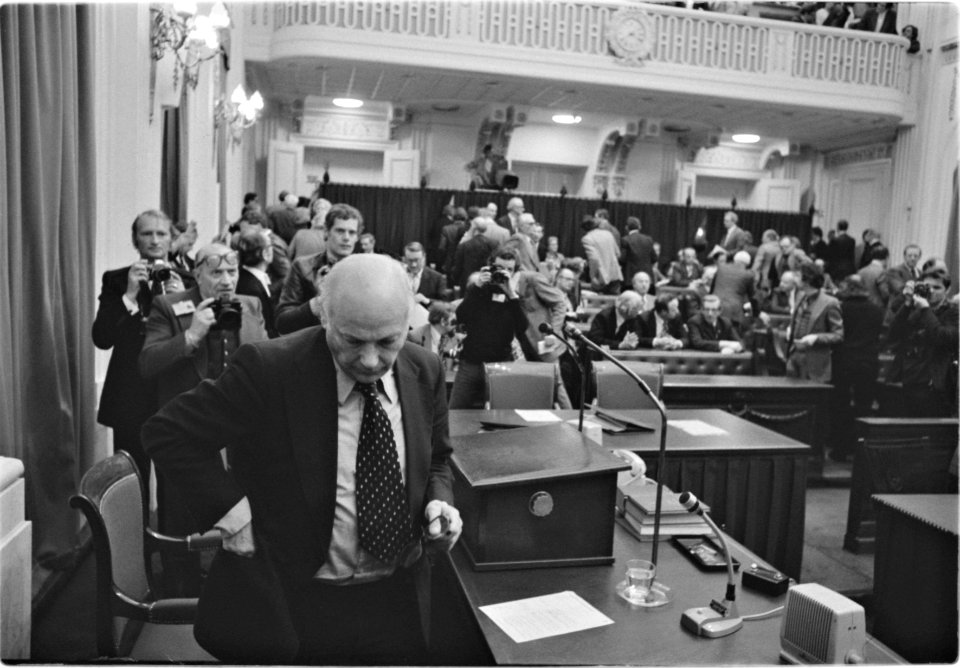 Premier Den Uyl verlaat de Tweede Kamer nadat hij de val van zijn kabinet bekend, Bestanddeelnr 929-0844