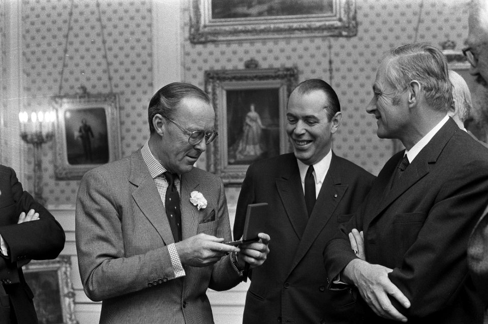 Prins Bernhard ontvangt prof dr S R Steinmetzprijs van prof dr De Vries (v, Bestanddeelnr 925-1277